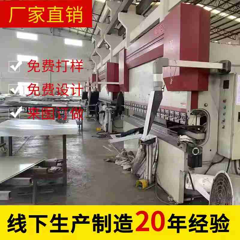 5月2日,永安百货的工作人员将刚刚收到的外贸牛仔裤上架。 受访者供图